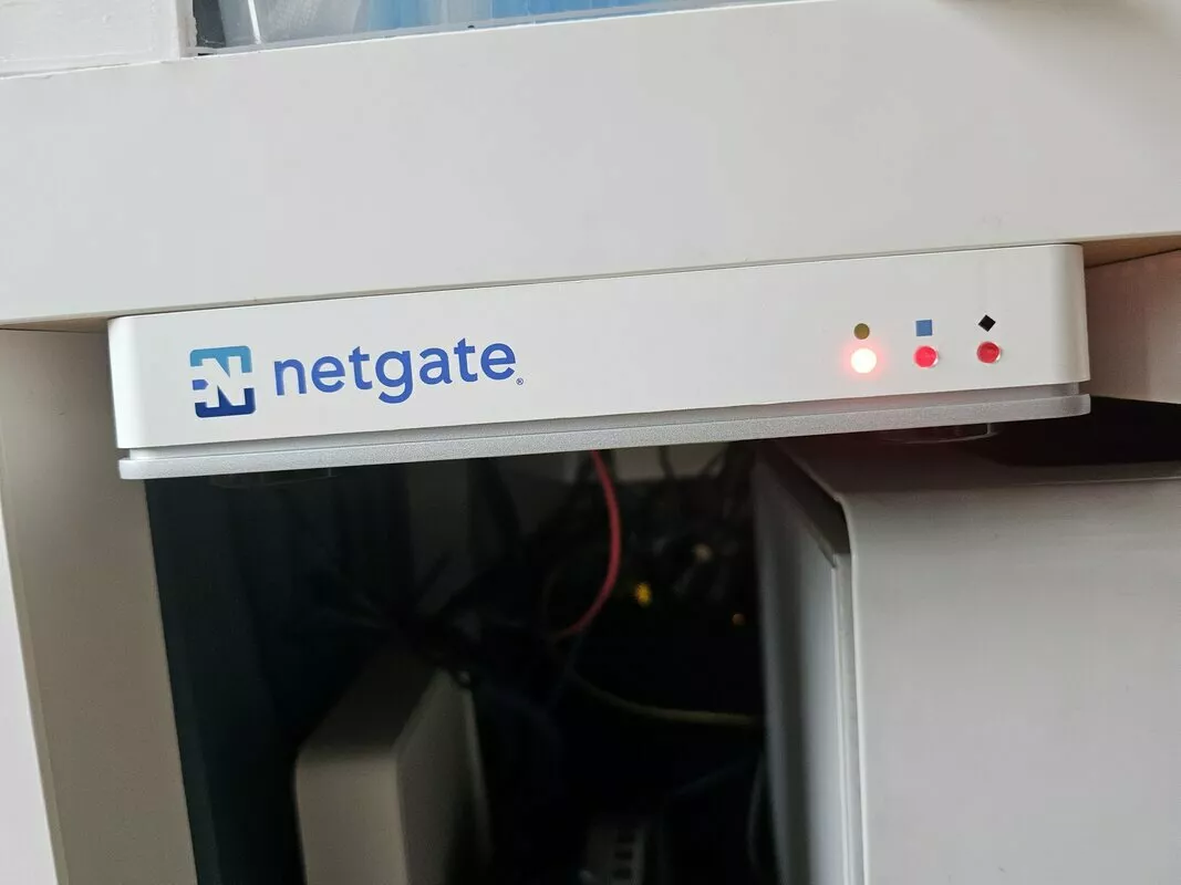 Netgate SG-3100 LEDs red